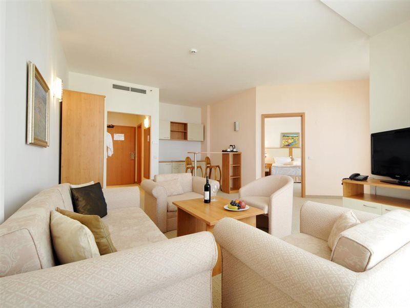 Apollo Spa Resort - Premium All-Inclusive , Pools & Free Beach, Individual Ac In Every Room Sables d'or Extérieur photo